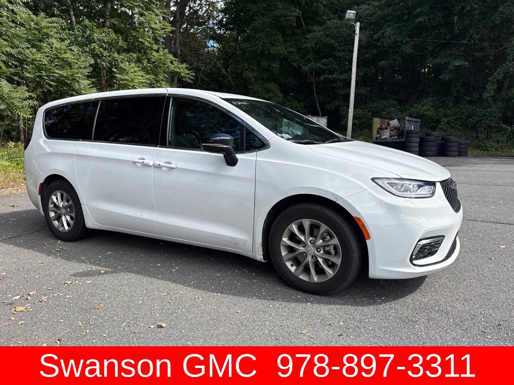 Used 2026 Chrysler Pacifica Limited FWD image 1