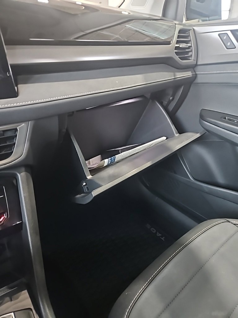 Used 2025 Volkswagen Taos SE image 29