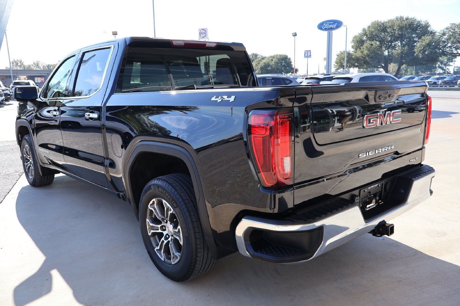 Used 2025 GMC Sierra 1500 SLT AWD/4WD image 12