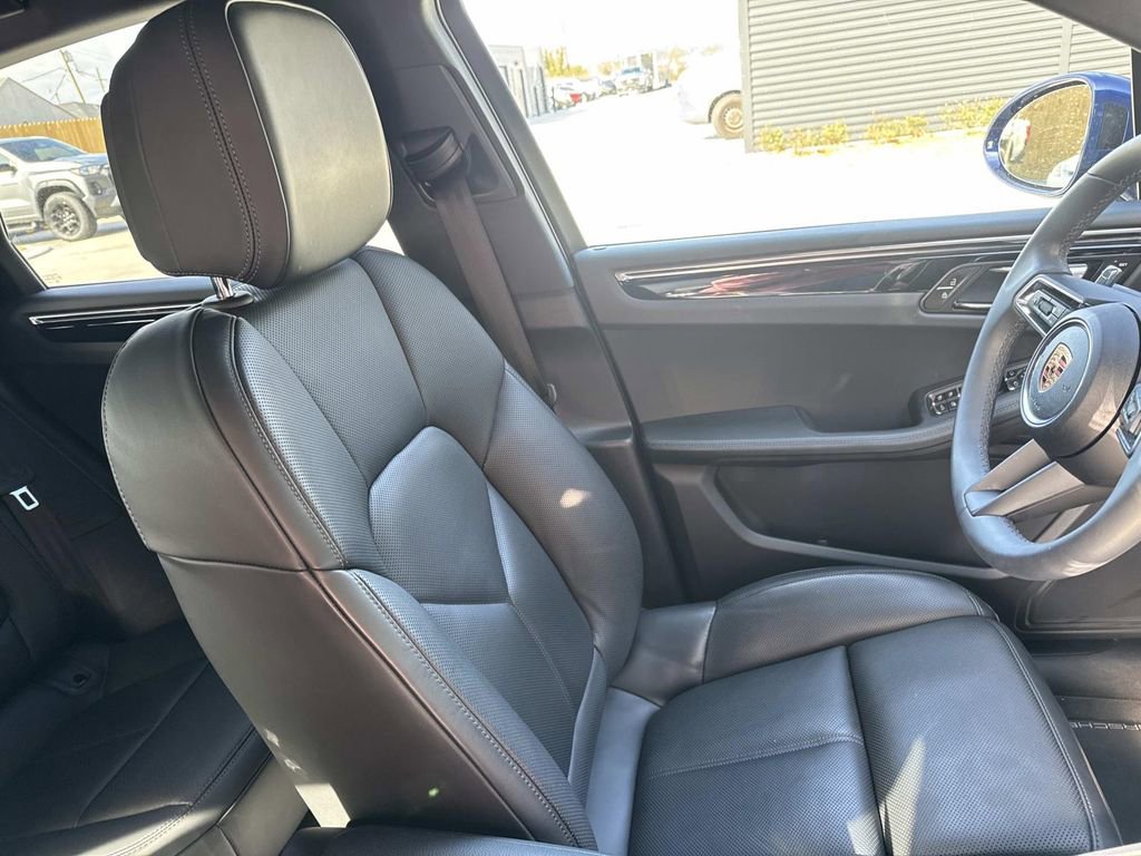 Certified 2025 Porsche Macan image 16