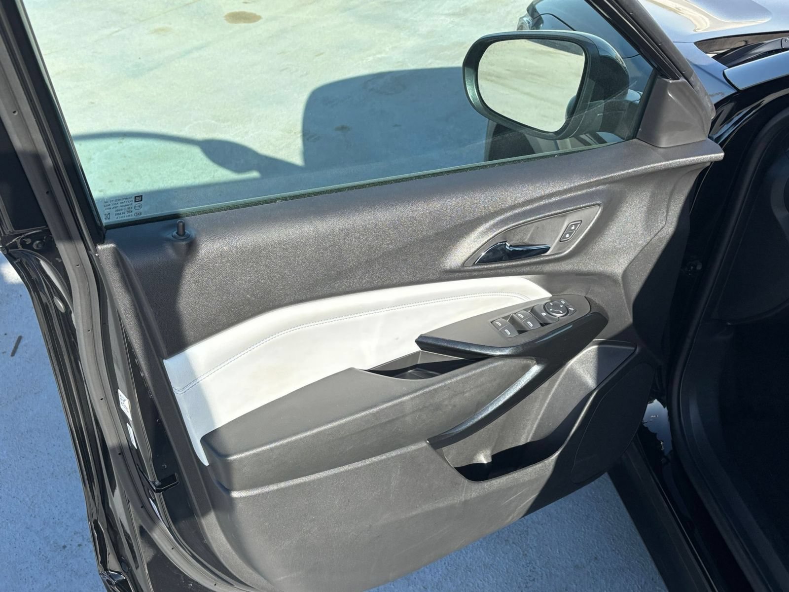 Used 2025 Chevrolet Trax LT FWD image 18