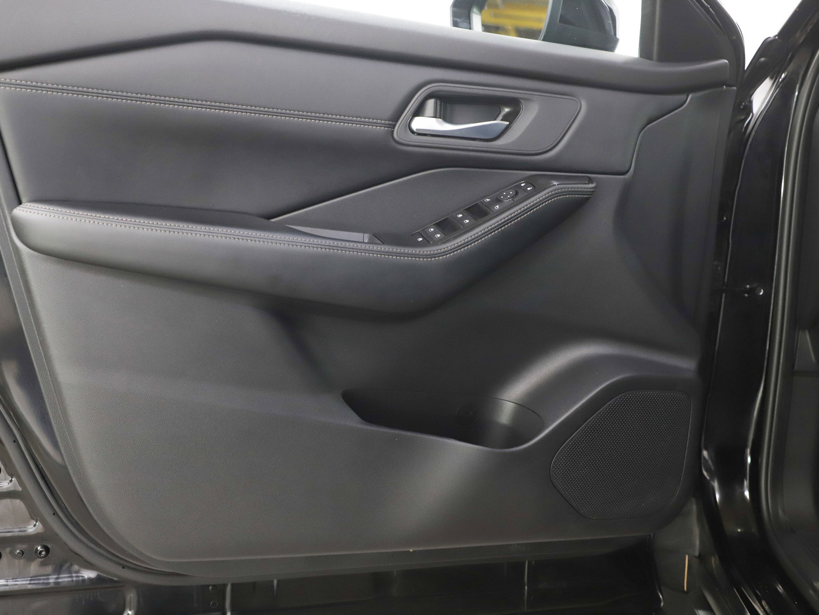 Used 2024 Nissan Rogue SV w/ SV Premium Package image 19