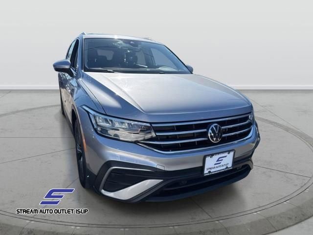 Used 2023 Volkswagen Tiguan SE image 2