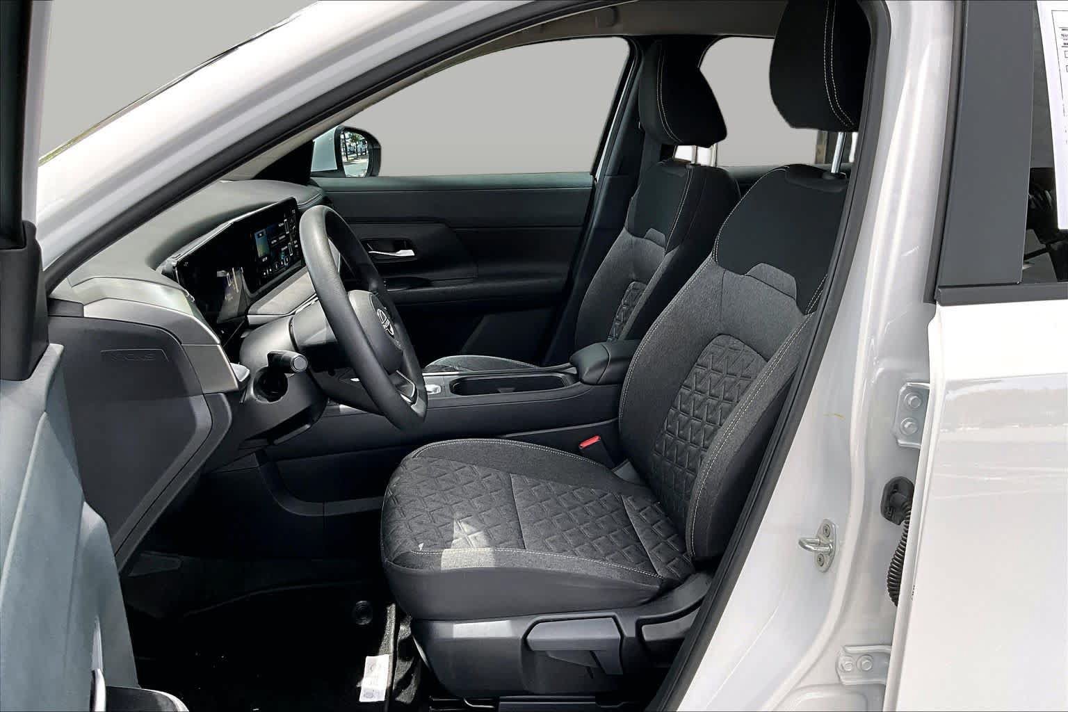 Used 2025 Nissan Kicks SV w/ Charging Package FWD image 8