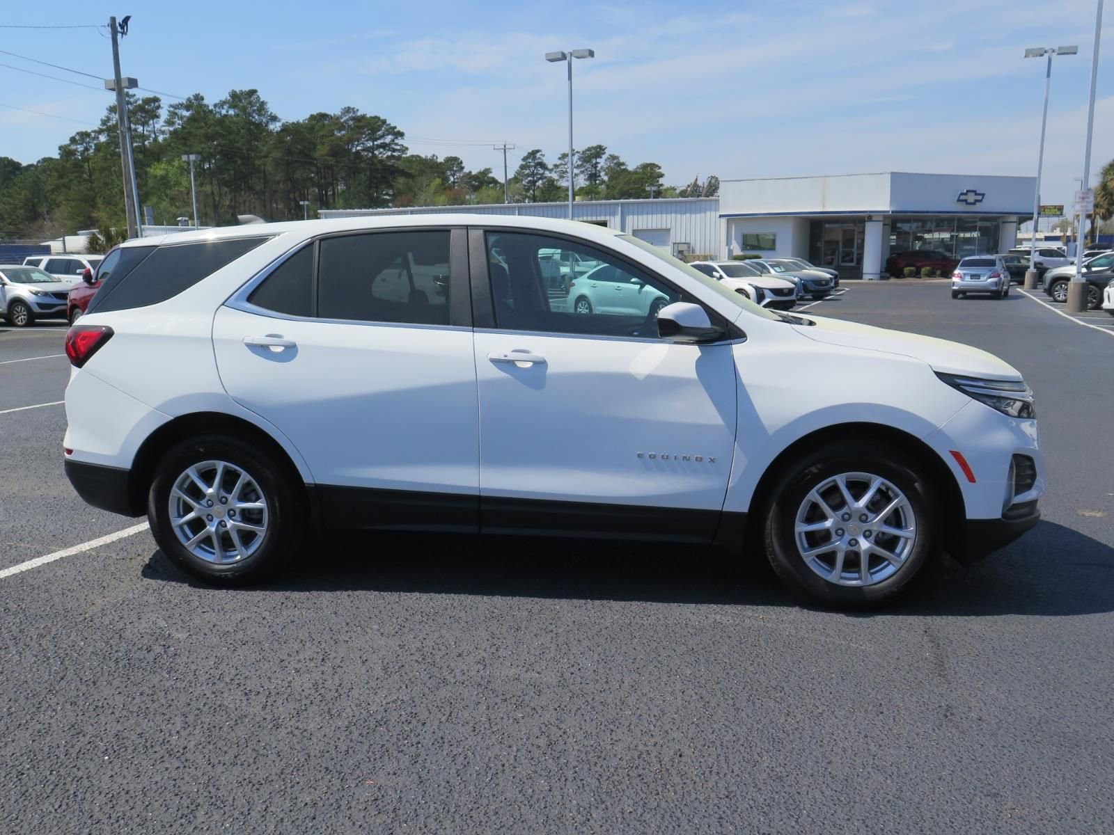 Used 2024 Chevrolet Equinox LT FWD image 2