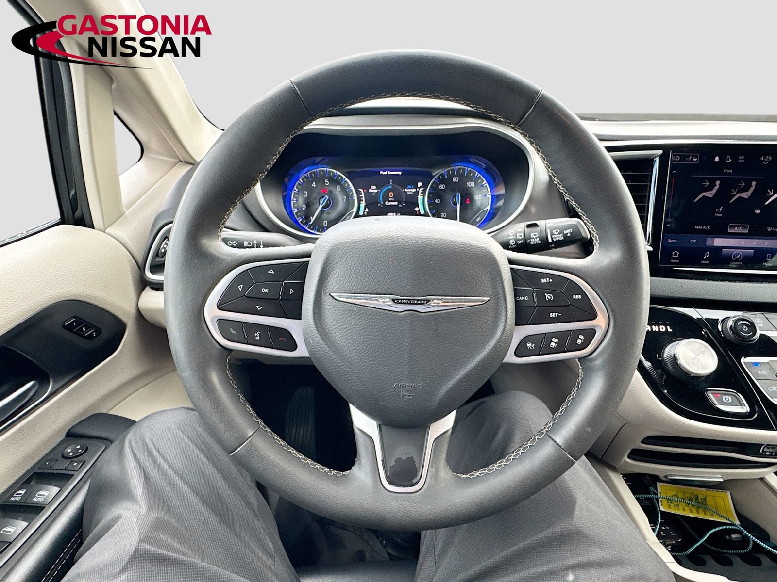 Used 2023 Chrysler Pacifica Touring-L FWD image 14