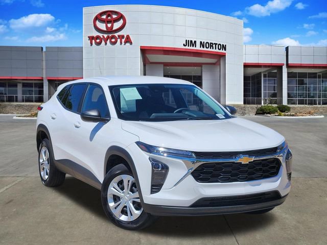 Used 2025 Chevrolet Trax LS FWD image 1