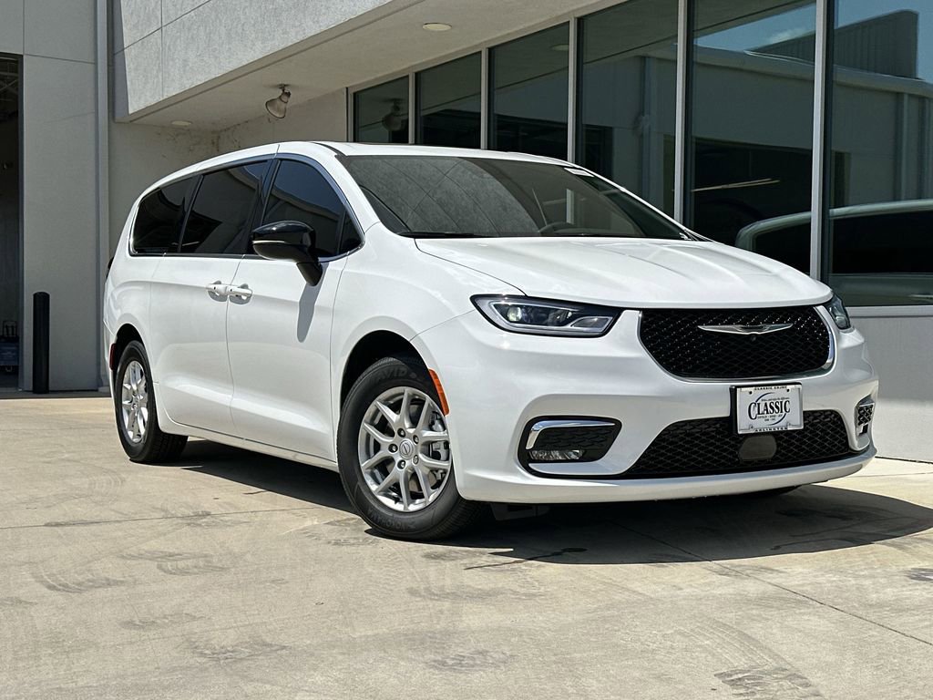 New 2025 Chrysler Pacifica Select image 2