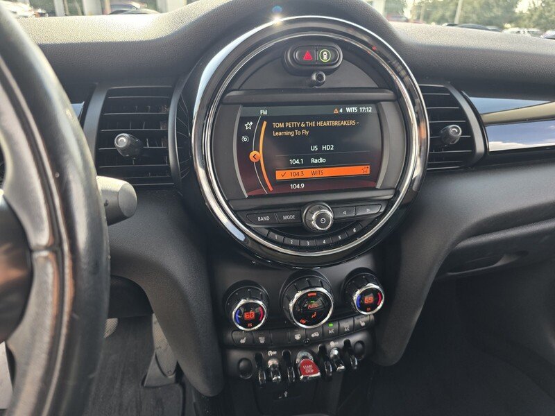 Used 2020 MINI Cooper 4-Door Hardtop FWD image 23