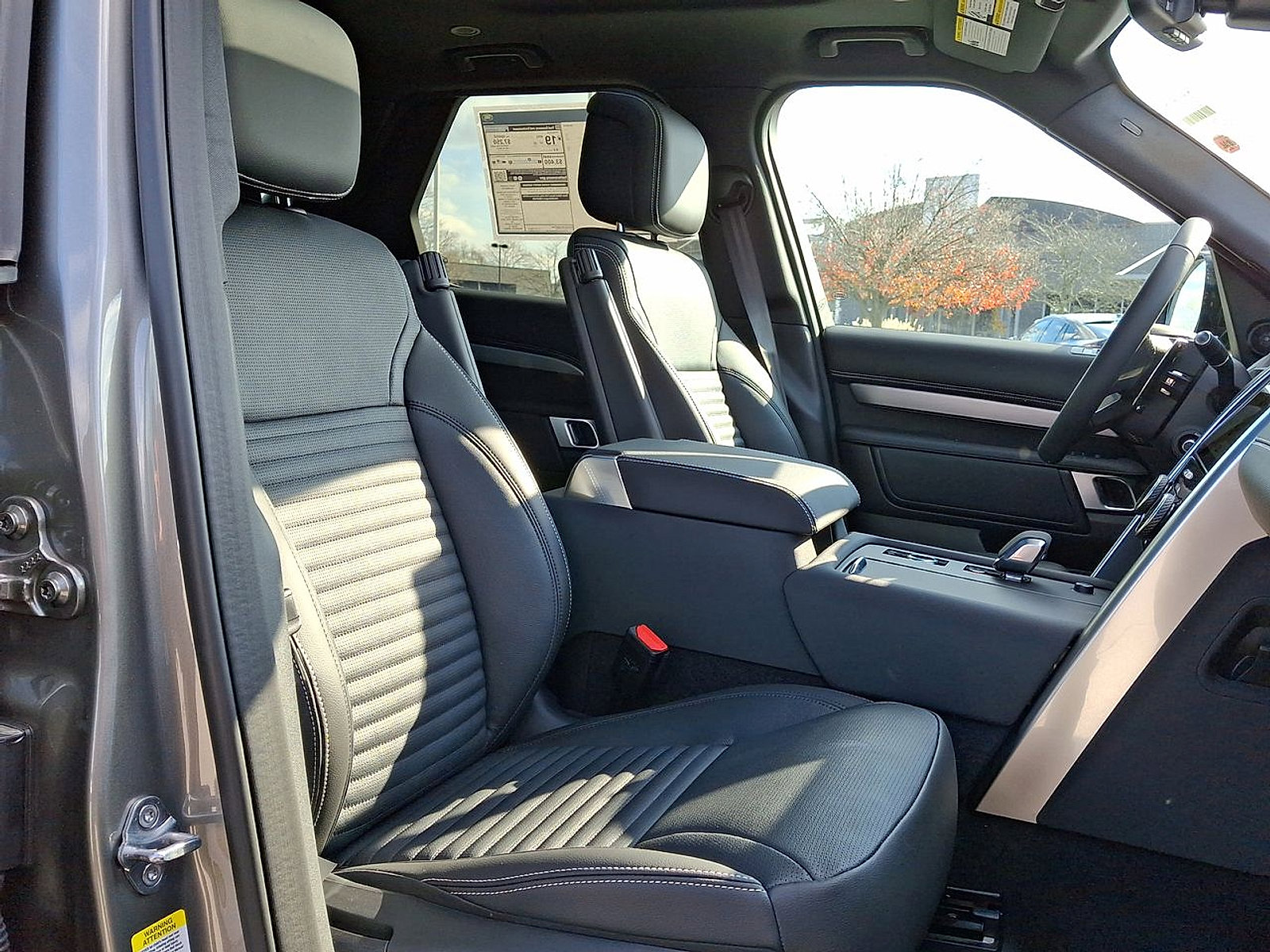 Used 2024 Land Rover Discovery Dynamic SE AWD/4WD image 30