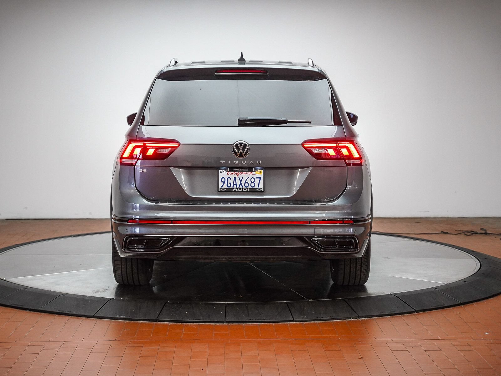 Used 2023 Volkswagen Tiguan SE R-Line FWD image 3