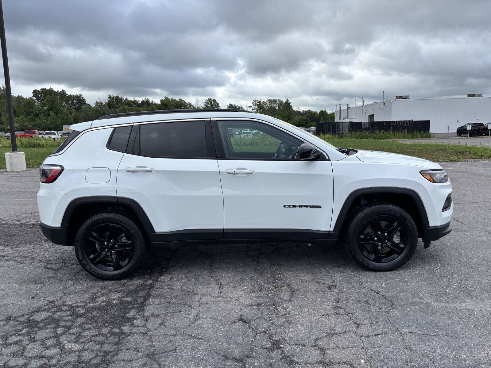 Used 2023 Jeep Compass Latitude w/ Convenience Group AWD/4WD image 8