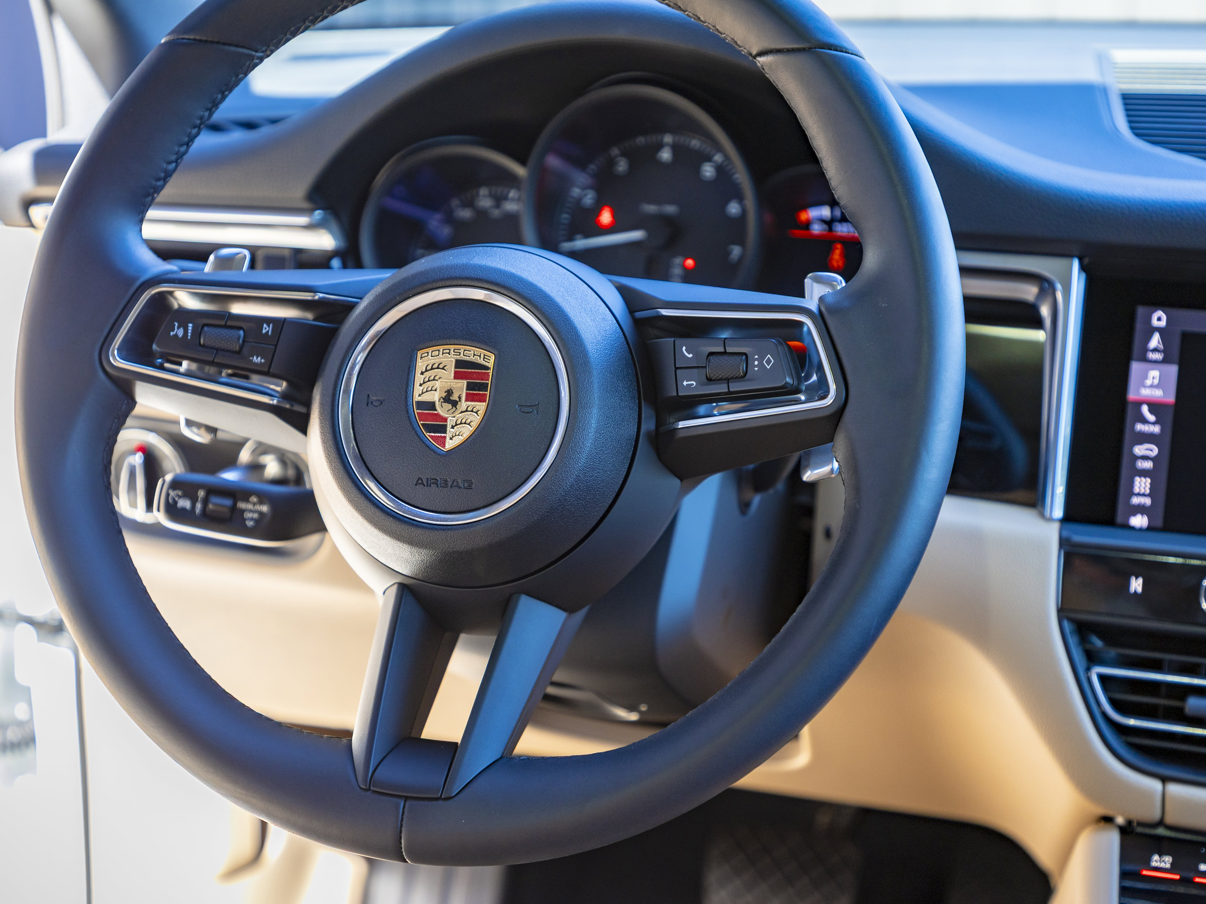 Certified 2025 Porsche Macan image 22