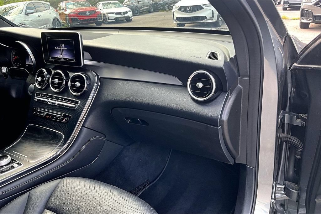 Used 2019 Mercedes-Benz GLC 350e 4MATIC w/ Premium Package image 19