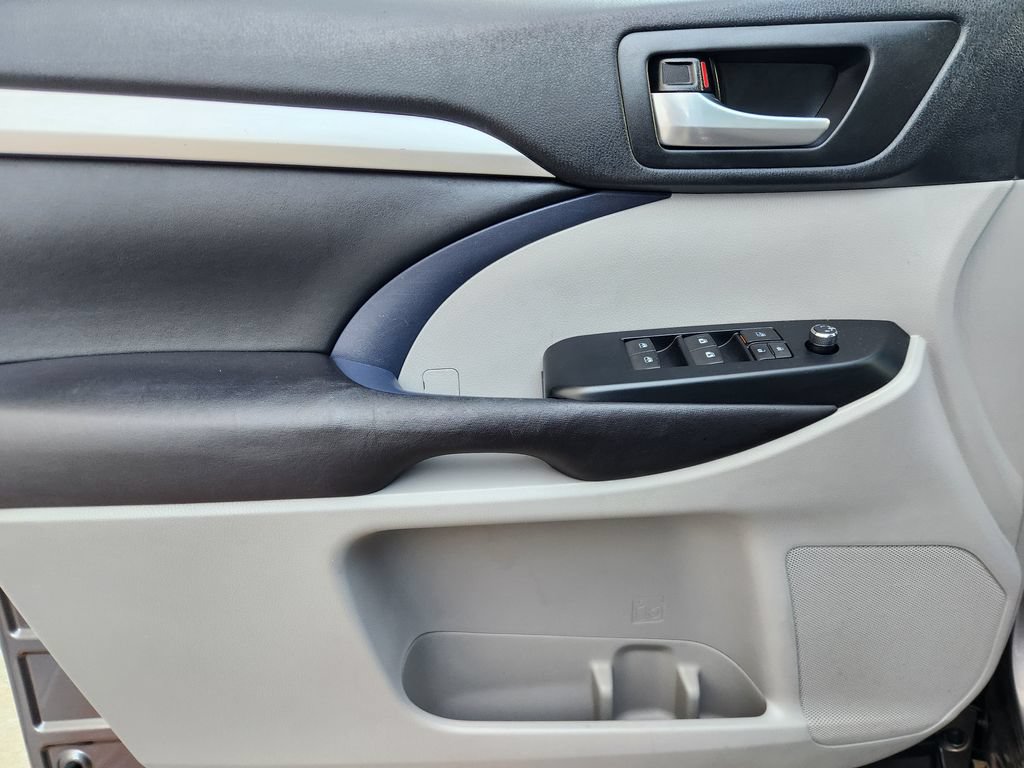 Used 2016 Toyota Highlander XLE FWD image 22