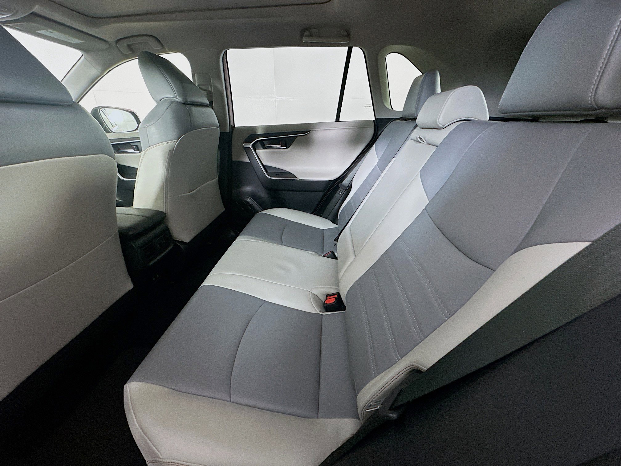 Used 2019 Toyota RAV4 Limited w/ Advanced Technology Package image 28