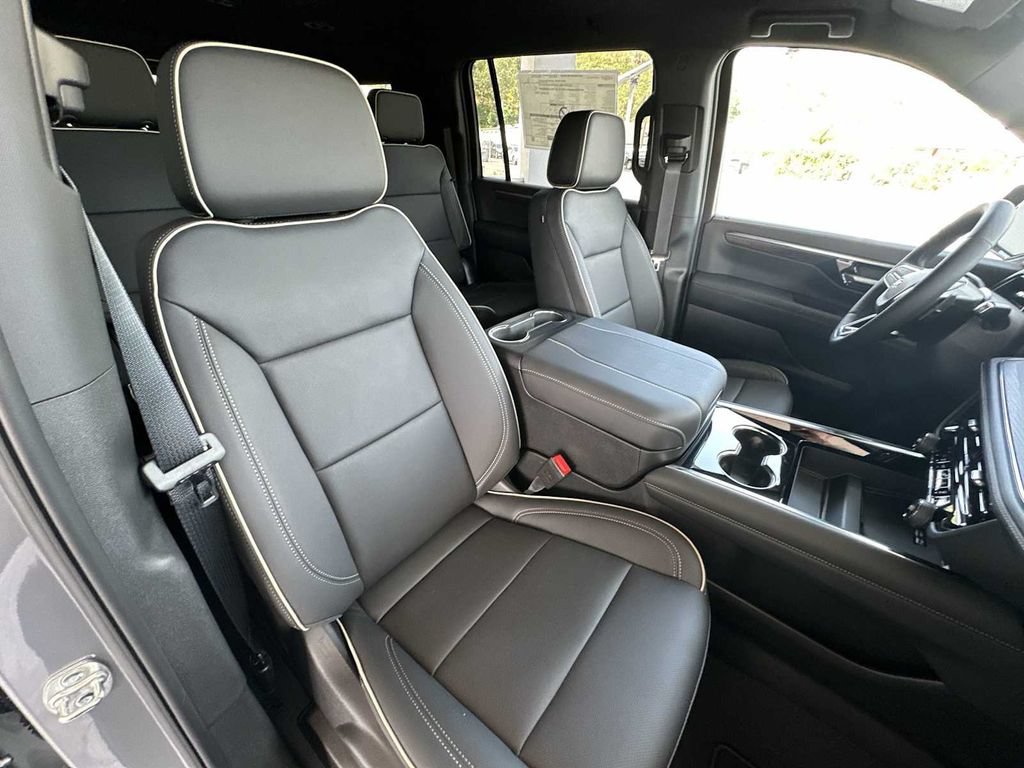 New 2025 Chevrolet Suburban Premier AWD/4WD image 28
