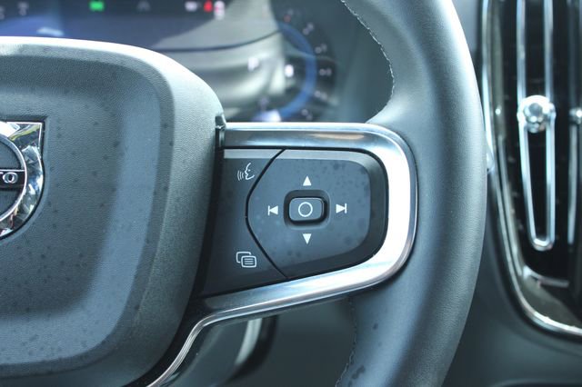 Used 2025 Volvo XC40 B5 Plus image 25