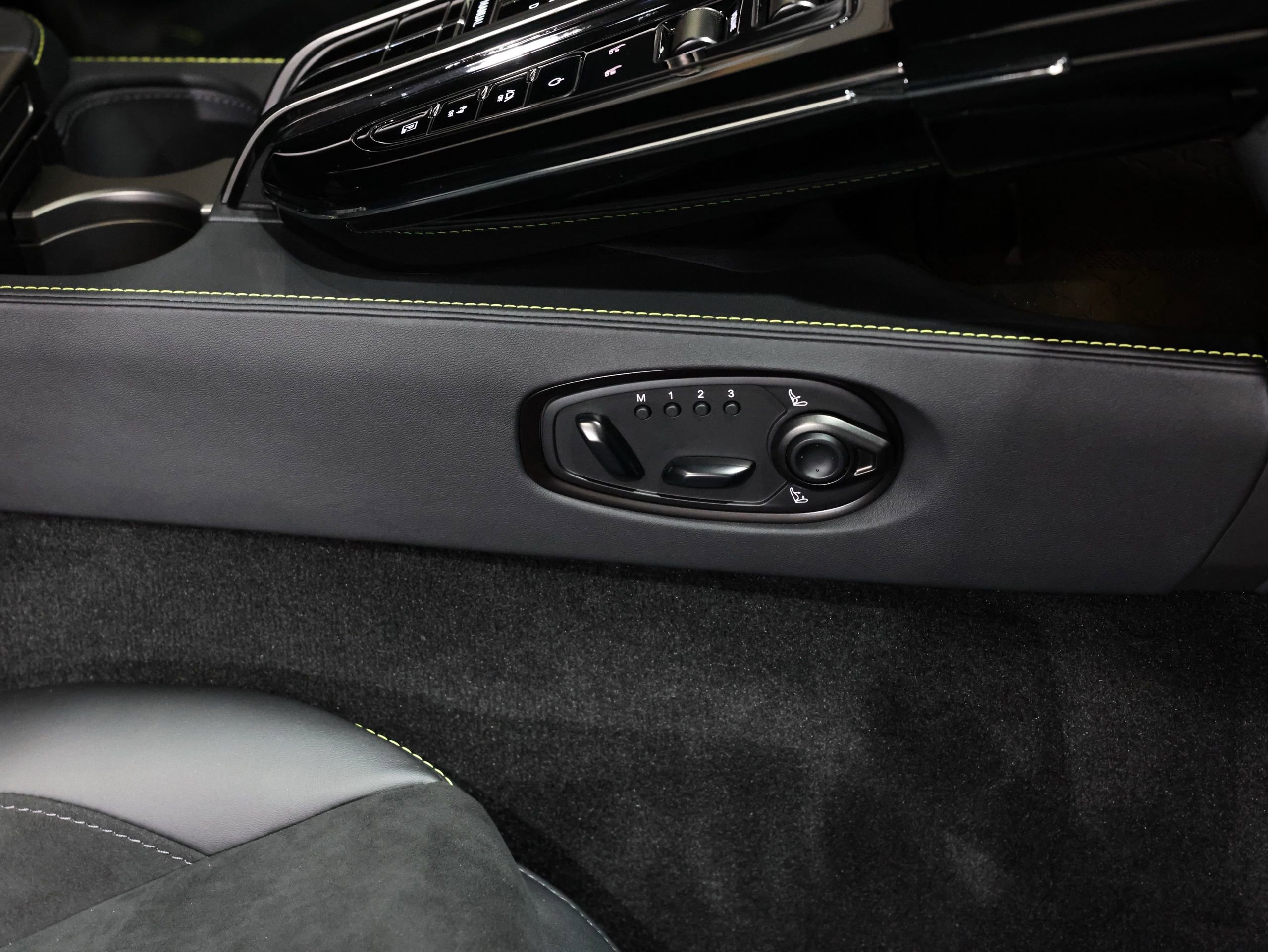 Used 2026 Aston Martin V8 Vantage Coupe image 43