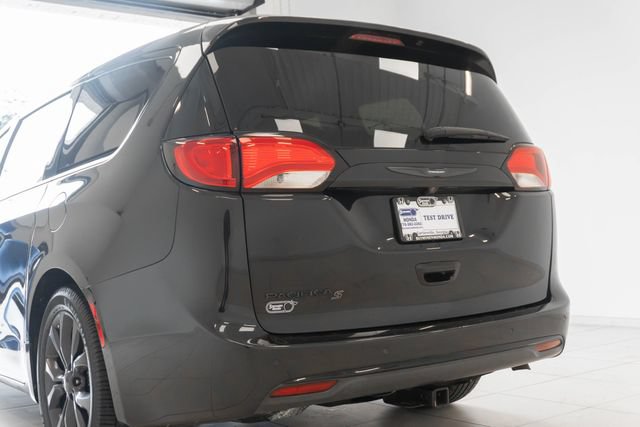 Used 2020 Chrysler Pacifica Touring w/ S Appearance Package FWD image 9