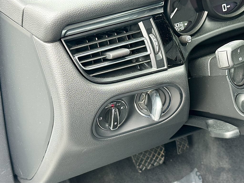 Certified 2026 Porsche Macan AWD/4WD image 11