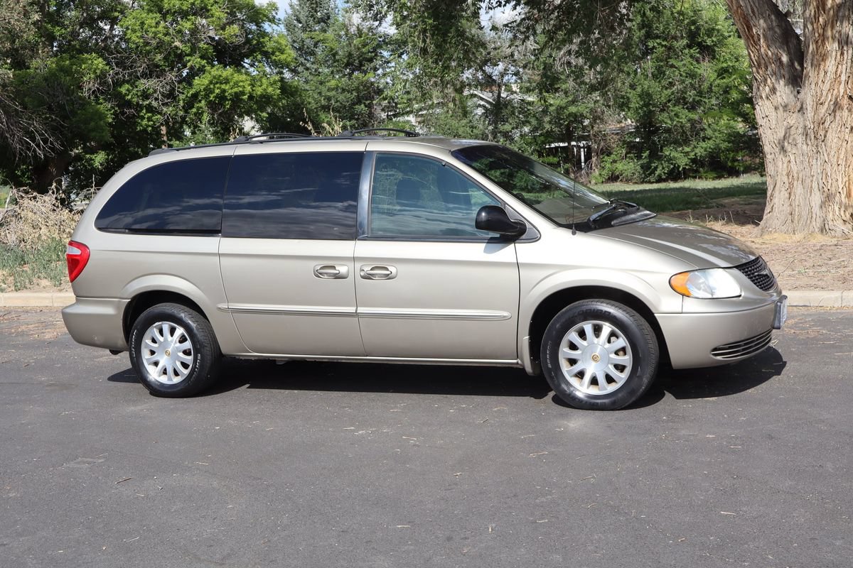 Used 2002 Chrysler Town & Country EX FWD image 2