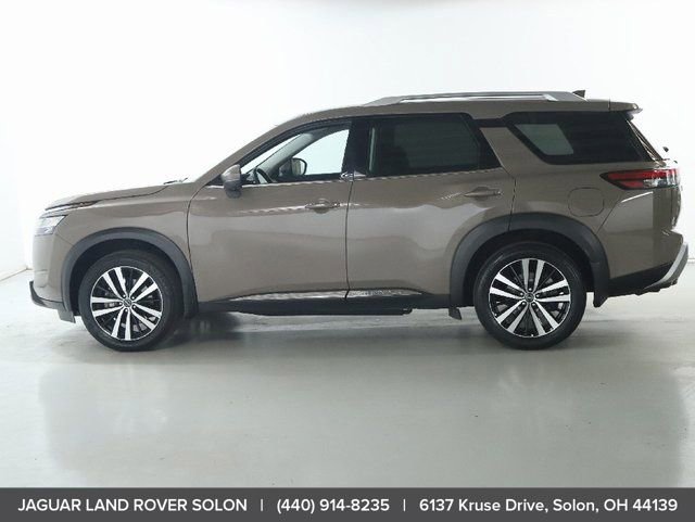 Used 2024 Nissan Pathfinder Platinum image 4