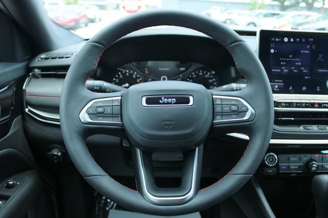 Used 2025 Jeep Compass Trailhawk w/ Trailhawk Convenience Group AWD/4WD image 23
