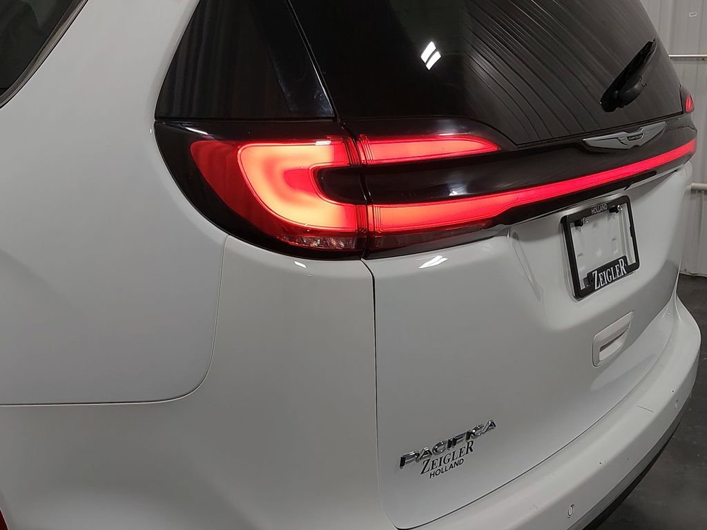 Used 2024 Chrysler Pacifica Touring-L image 61