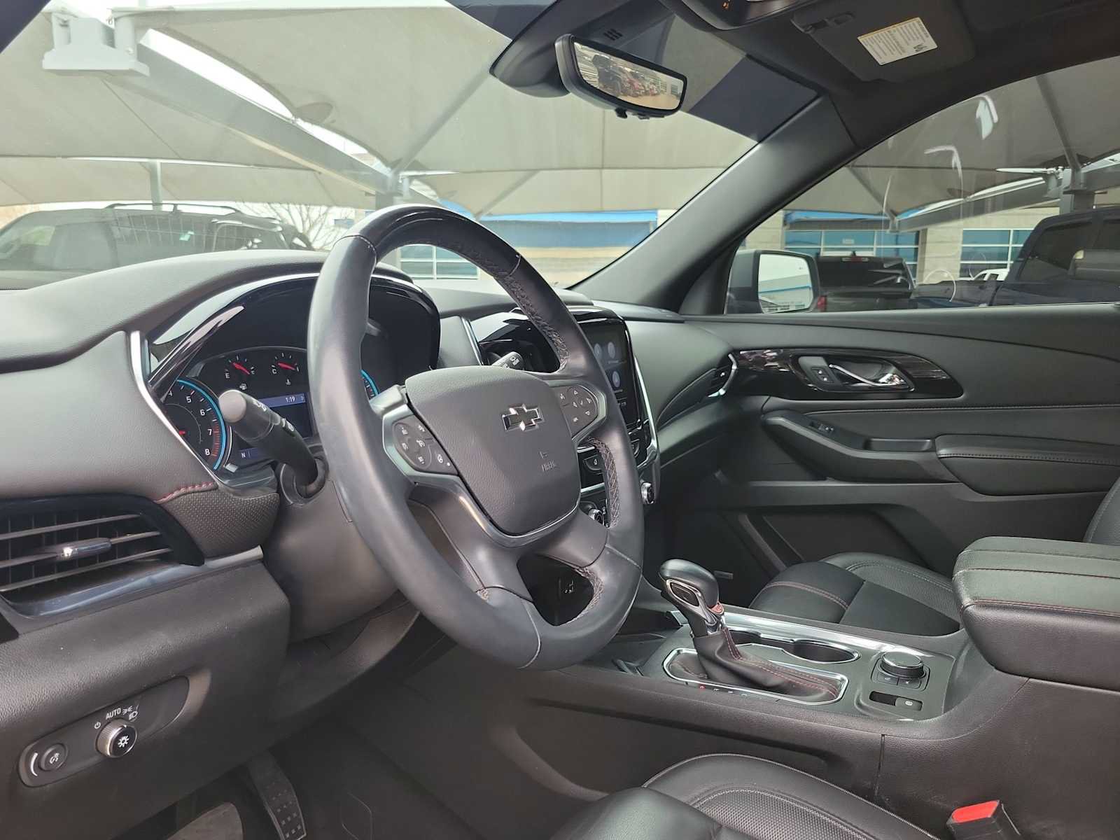 Used 2023 Chevrolet Traverse RS image 2