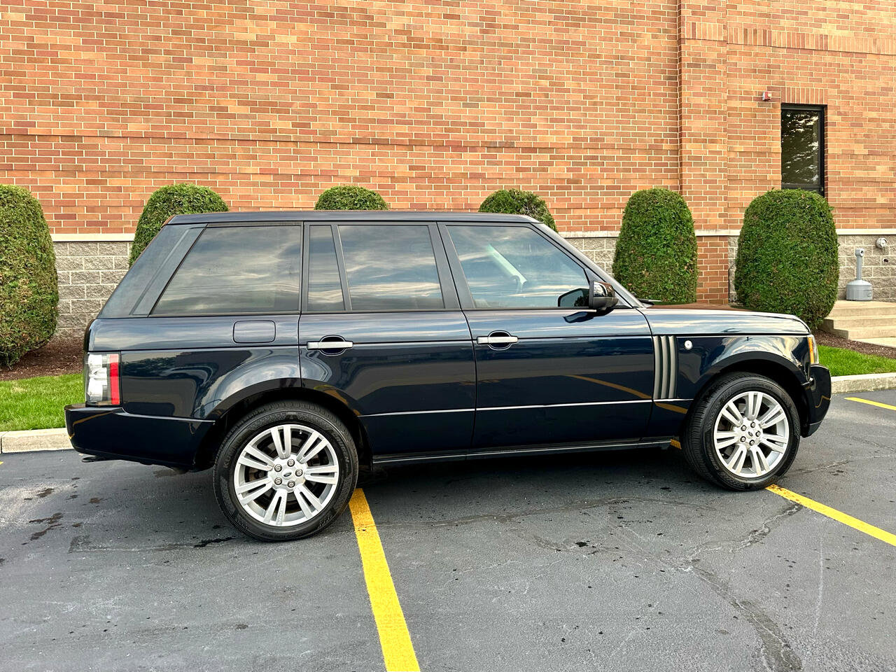 Used 2010 Land Rover Range Rover HSE LUX image 34