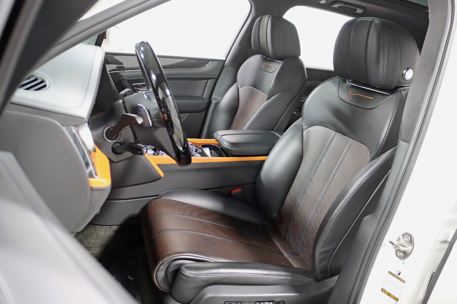Used 2020 Bentley Bentayga Design Series AWD/4WD image 28