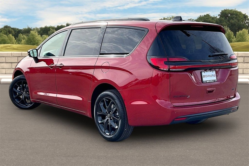 New 2026 Chrysler Pacifica Select image 3