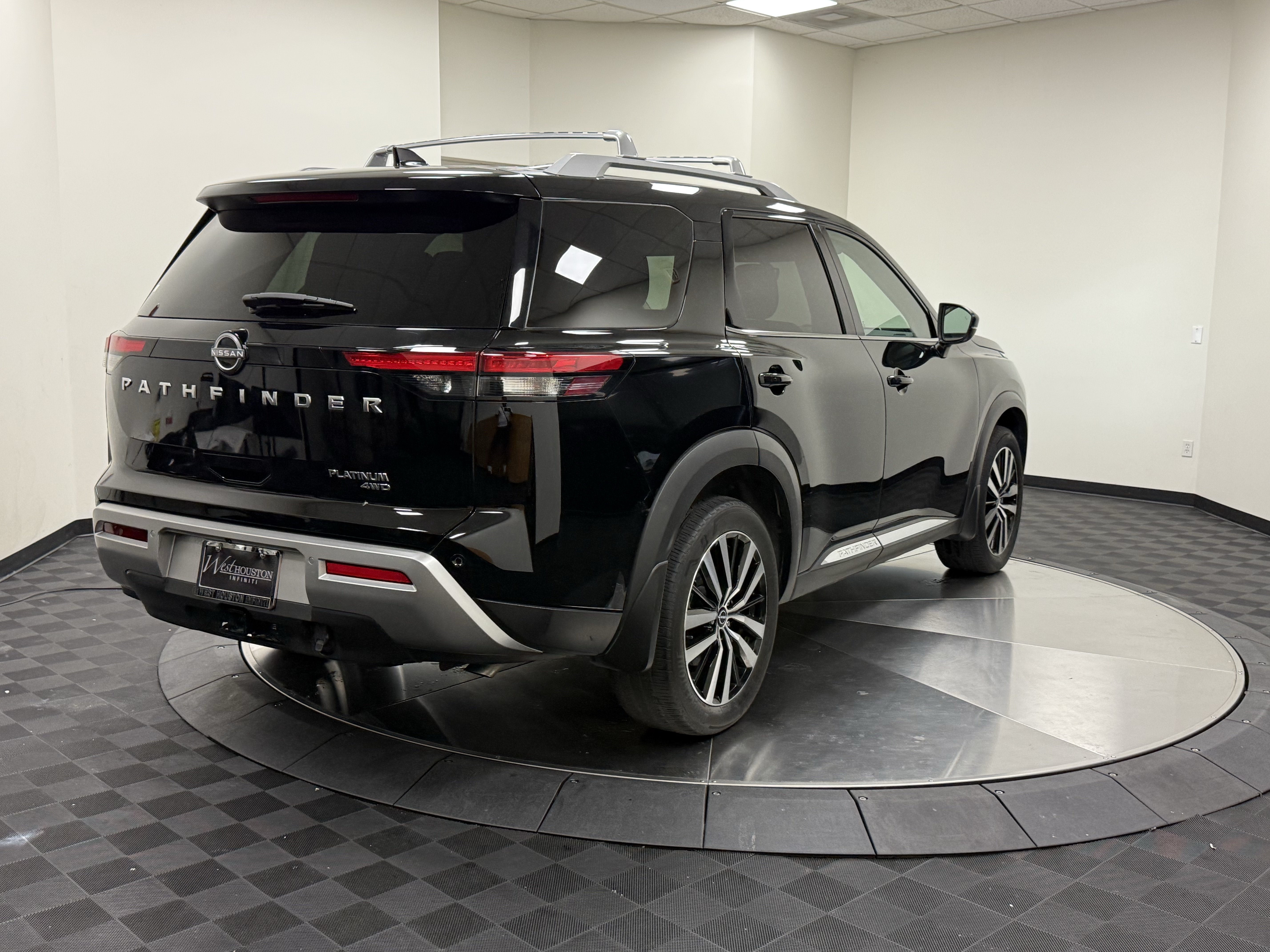 Used 2025 Nissan Pathfinder Platinum w/ Cargo Package AWD/4WD image 7