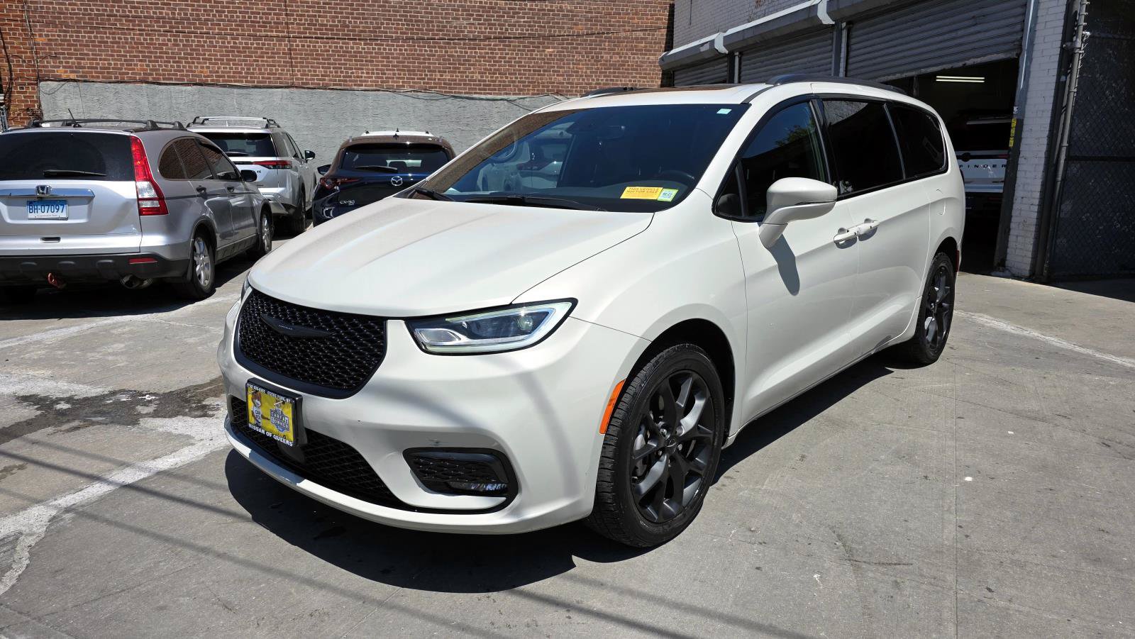 Used 2021 Chrysler Pacifica Touring-L w/ Uconnect Theater Family Group AWD/4WD image 7