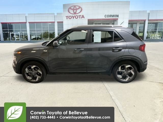 Used 2025 Hyundai Venue SEL video 2