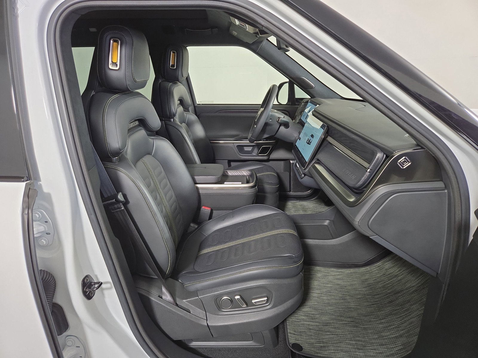 Used 2024 Rivian R1S Adventure AWD/4WD image 24