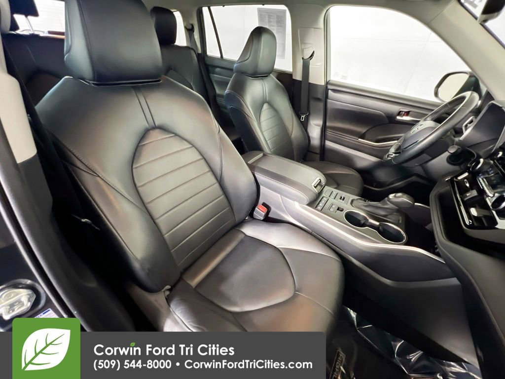 Used 2020 Toyota Highlander XLE AWD/4WD image 19