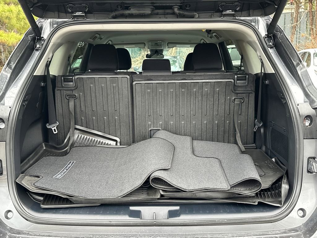Used 2024 Toyota Highlander LE image 6