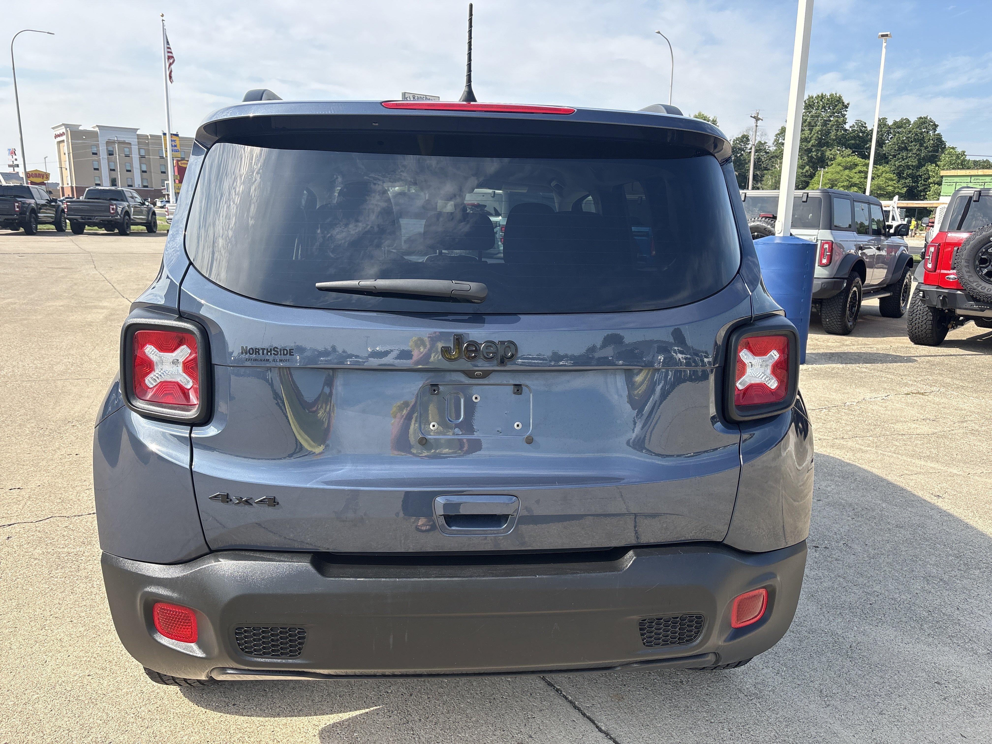 Used 2023 Jeep Renegade Latitude AWD/4WD image 4