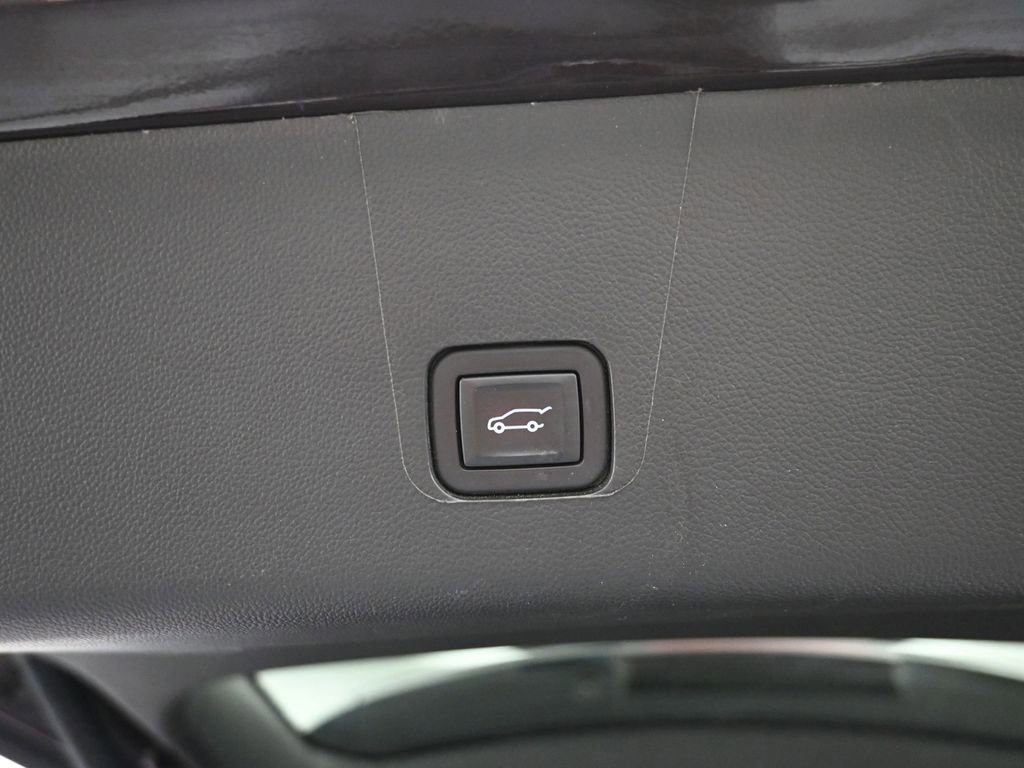 Used 2023 Chevrolet Traverse Premier image 13