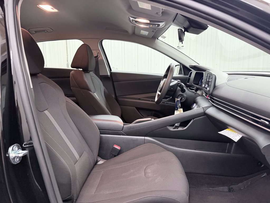 Used 2026 Hyundai Elantra SE FWD image 36