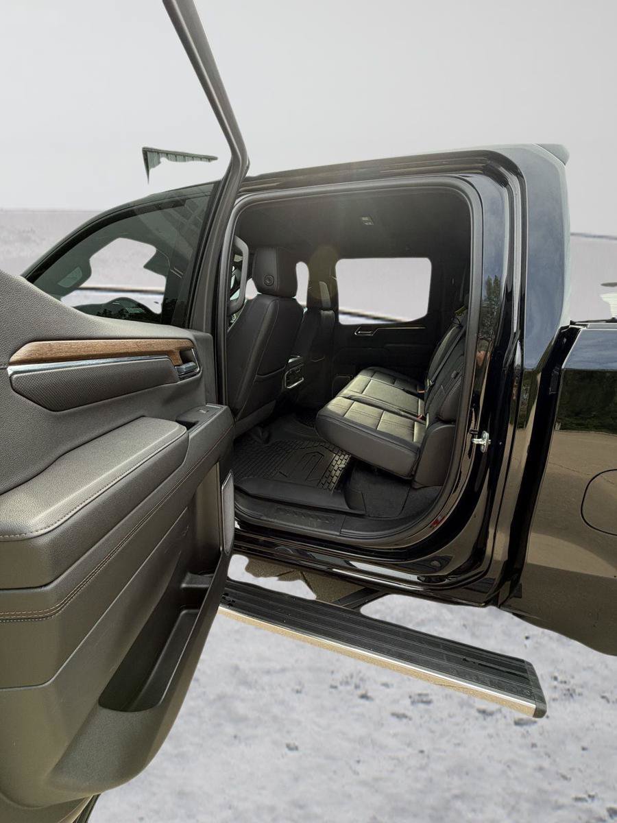 Used 2023 Chevrolet Silverado 1500 High Country w/ Technology Package AWD/4WD image 16