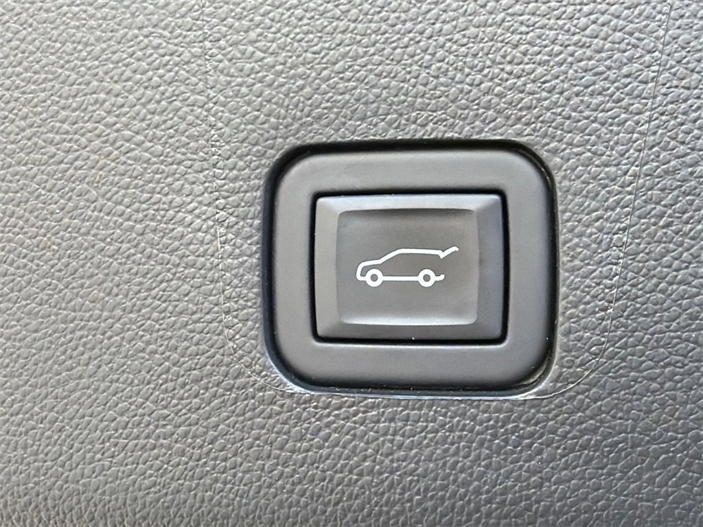 Used 2023 Chevrolet Traverse Premier w/ LPO, Floor Liner Package image 19