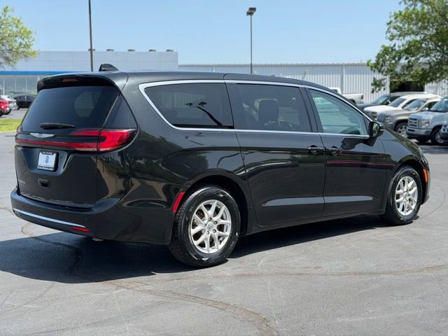 Used 2023 Chrysler Pacifica Touring-L FWD image 7