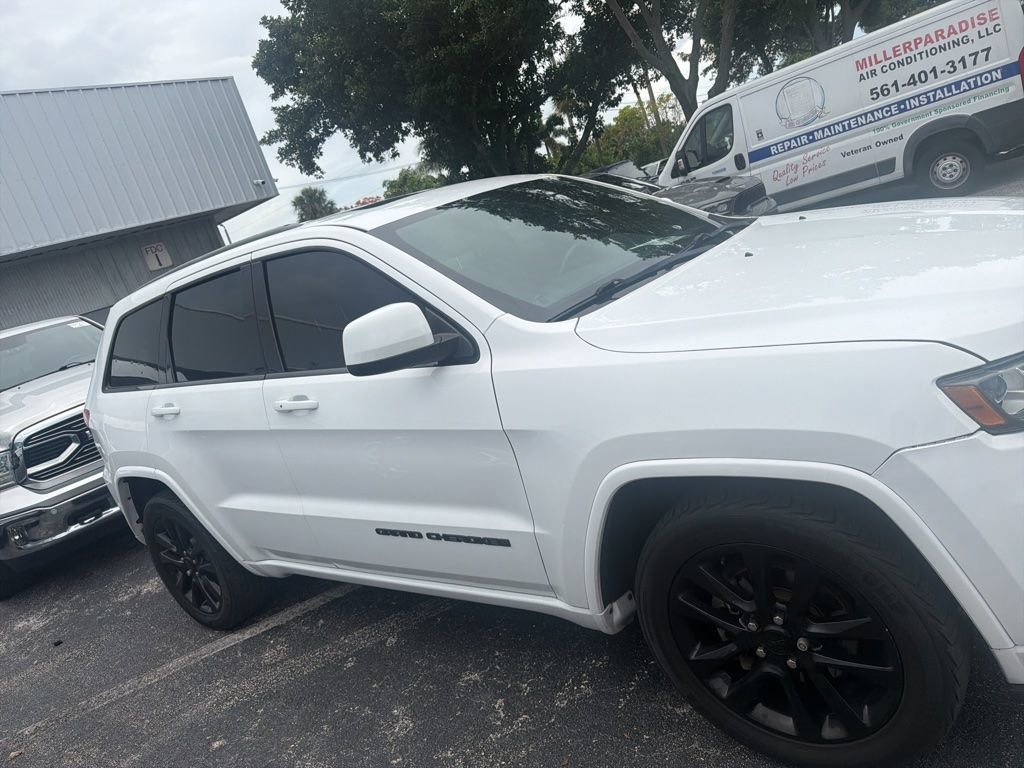 Used 2018 Jeep Grand Cherokee Altitude RWD image 11
