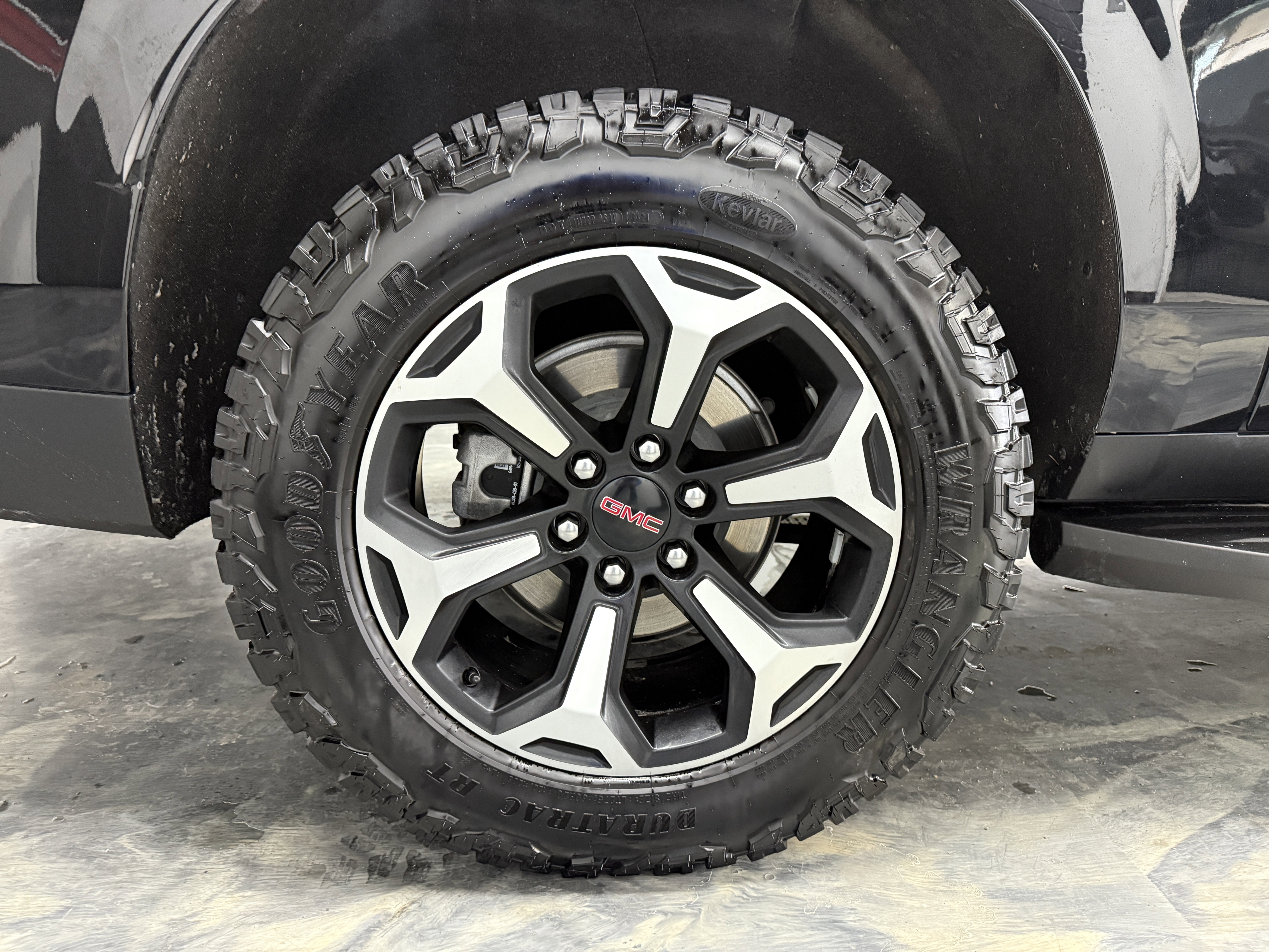 Used 2025 GMC Yukon XL AT4 image 37