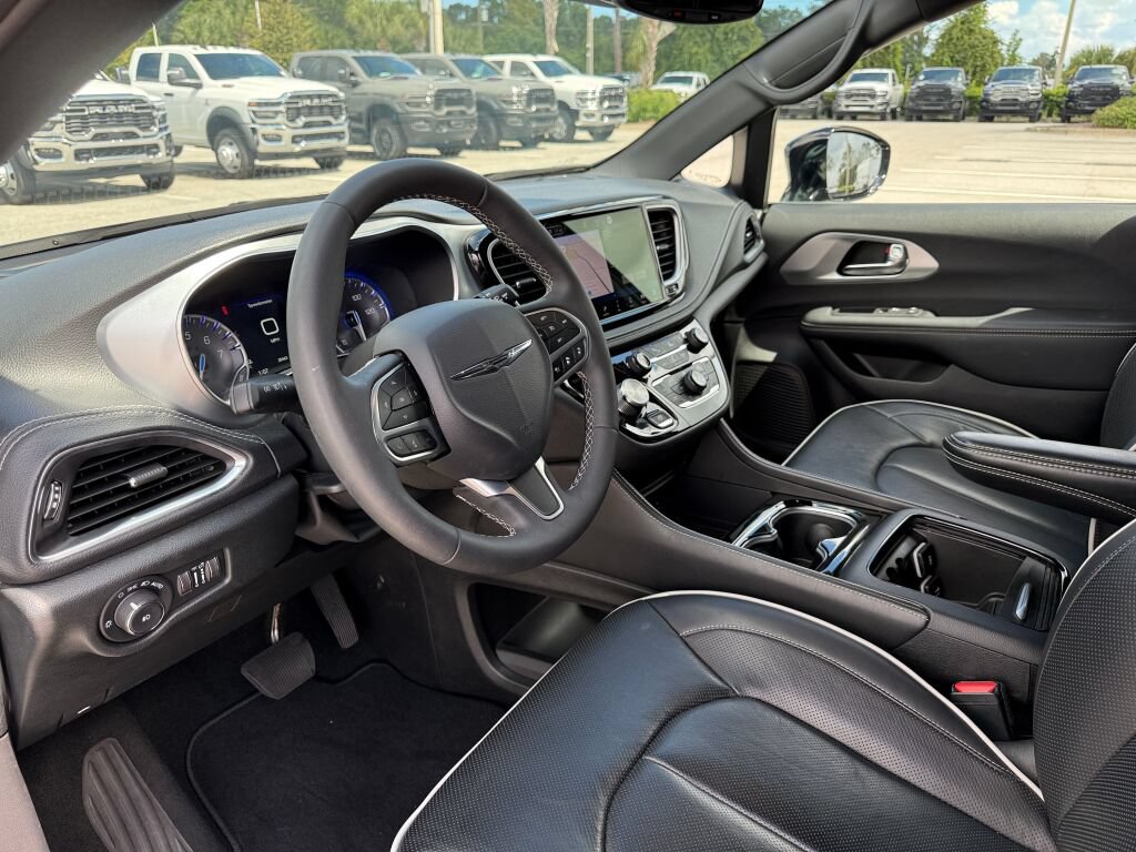 Used 2026 Chrysler Pacifica Limited FWD image 26