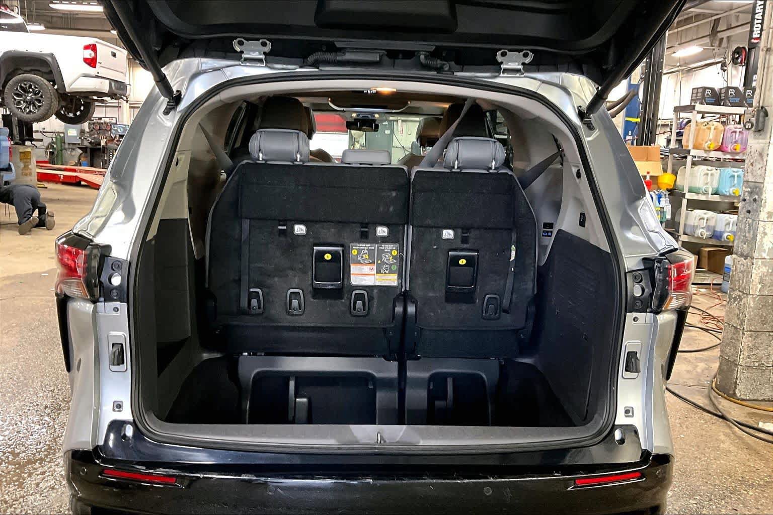 Used 2023 Toyota Sienna Limited image 31