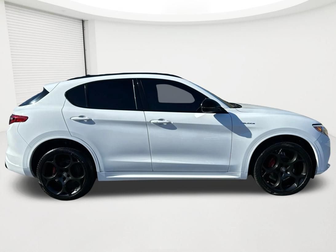 Used 2022 Alfa Romeo Stelvio Veloce AWD/4WD image 4